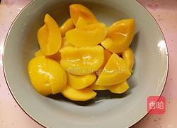 黄桃草莓水果罐头的做法图解2