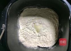 沙拉彩色肉松面包的做法图解2