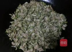 香煎槐花面条的做法图解1