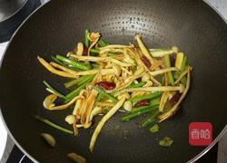 海鲜菇炒香芹的做法图解8