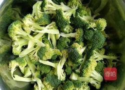 凉拌西兰花的做法图解1