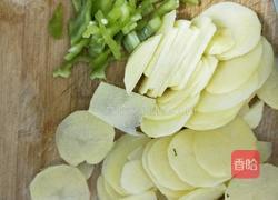 尖椒炒土豆片的做法图解2