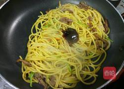 黑胡椒牛柳炒意面的做法图解4