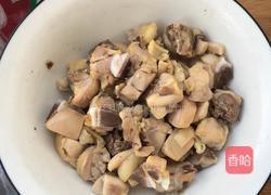 土豆炒鸡腿的做法图解1