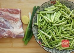 排骨肉炒蒜薹的做法图解1