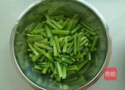 炝拌芹菜花生米的做法图解2