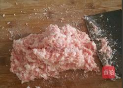 炸猪肉丸子的做法图解1
