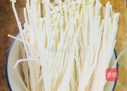 金针菇豆腐汤的做法图解1
