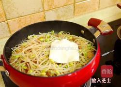 芝士飘香的辣白菜炒五花肉豆芽饭，还要再来一碗！的做法图解15