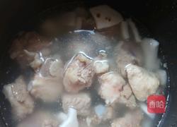 椰肉椰汁排骨汤的做法图解3