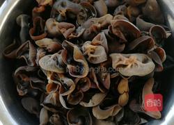 木耳炒鸡胸肉的做法图解2