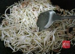 豆芽炒面条的做法图解3