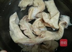 洋葱炒肥肠的做法图解2