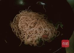 火腿肠炒面的做法图解2