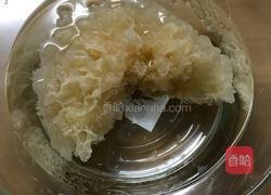 红枣银耳莲子羹的做法图解1