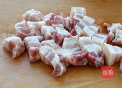 红烧肉炖萝卜的做法图解1