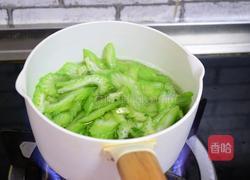 西芹炒木耳的做法图解3