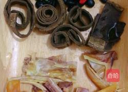 闽南黑豆杜仲鱿鱼炖猪尾巴的做法图解3