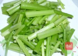 素炒芹菜的做法图解1