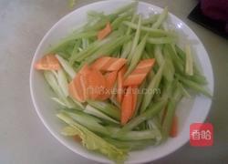 芹菜炒粉条的做法图解1