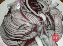 洋葱炒肉的做法图解1