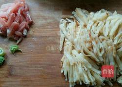 肉丝焖饼的做法图解1