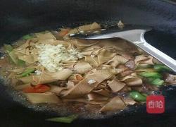 尖椒肉爆豆腐皮的做法图解7