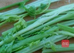 芹菜炒肉的做法图解1