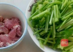芹菜炒肉的做法图解2