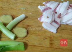 白菜猪肉炖大豆腐的做法图解2