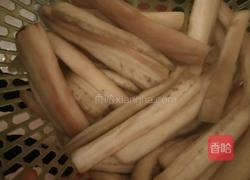 肉沫咸鱼茄子煲的做法图解2