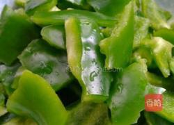 青椒炒肉的做法图解1