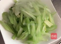 五花肉爆炒香干西芹的做法图解2
