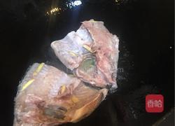 老干妈蒜苗香芹闷罗非鱼的做法图解2