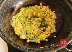 炒胡萝卜丁玉米粒青豆的做法图解2
