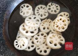 青椒胡萝卜炒藕片的做法图解1