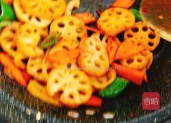 青椒胡萝卜炒藕片的做法图解3