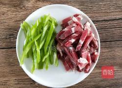 蟹味菇炒肉的做法图解3