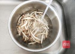 蟹味菇炒肉的做法图解6