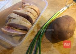 土豆蒸腊鸡腿的做法图解1