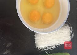 凉拌鸡蛋粉丝的做法图解1