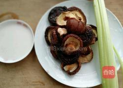 香菇炒芹菜的做法图解1