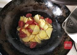 土豆片炒腊肠的做法图解12
