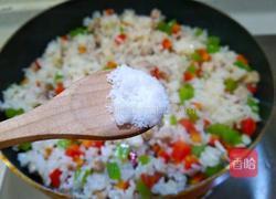 莴笋胡萝卜肉丁炒饭的做法图解12