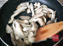 黑平菇炒香干的做法图解3