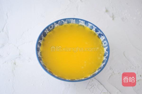 黄油隔水融化备用,或者用微波炉加热至融化