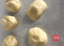 面包辫的手法（一辫单扣）的做法图解1