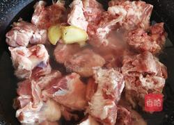 排骨烧莲藕的做法图解1