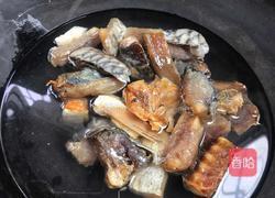 豆腐干炖腊鱼的做法图解1