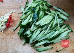 黄瓜拌鸡丝的做法图解2